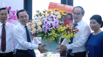 Bí thư Thành ủy TP.HCM thăm gia đình cố giáo sư Nguyễn Thiện Thành nhân ngày 20-11
