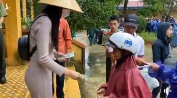 Thủy Tiên dừng phát tiền vì có người nhận cứu trợ đeo vàng, lãnh đạo huyện nói ‘đây là hiểu nhầm’