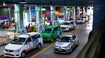 Hành khách than phiền bị taxi sân bay ‘chặt chém’ sau khi phân làn