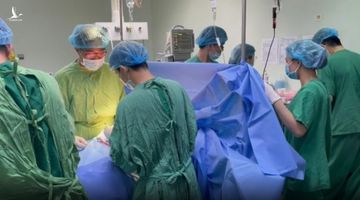 Huy động 15 bác sĩ cứu bệnh nhân bị đâm thủng bụng, máu chảy ồ ạt