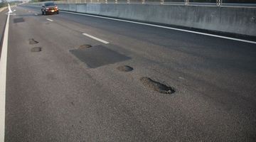 Cao tốc ngàn tỉ vừa đi đã hỏng: Khởi tố 13 kỹ sư, tư vấn giám sát thi công