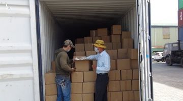 Đáng sợ, 2 container găng tay đã sử dụng từ Trung Quốc về Việt Nam