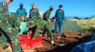 Đào móng xây nhà, tá hỏa phát hiện gần 1 tấn bom mìn