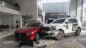 Xe ô tô mất lái tông vỡ cửa kính showroom Mazda, 1 người thương nặng