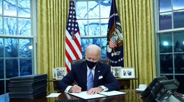 Tổng thống Biden cấp tốc bãi bỏ nhiều chính sách thời ôngTrump