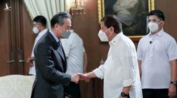 Tới Philippines, ngoại trưởng Trung Quốc giở chiêu bài ‘gác tranh chấp, cùng khai thác’