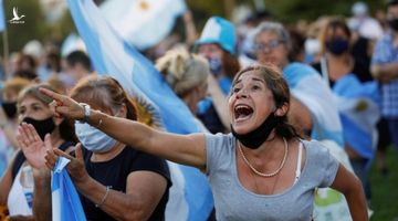 Dân Argentina nổi giận vì cựu lãnh đạo ‘chen hàng’ ưu tiên tiêm vắc xin COVID-19