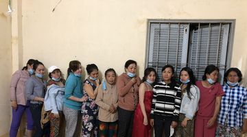 ‘Quý bà’ miền Tây được trai gác tận cổng, hẹn hò nửa đêm ở khu nhà hoang