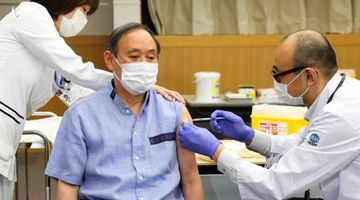 Thủ tướng Nhật Suga tiêm vaccine Covid-19