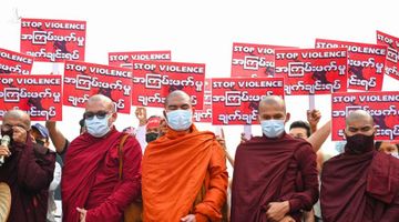 Hàng loạt nhà sư cùng nhau xuống đường biểu tình, khiến Myanmar loạn càng thêm loạn