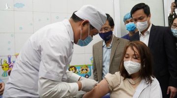 Thứ trưởng Bộ Y tế tự tay tiêm vắc xin cho nữ nhân viên y tế tuyến đầu chống dịch