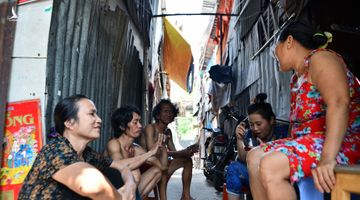 Ngày nắng nóng ở xóm ve chai tại TP.HCM