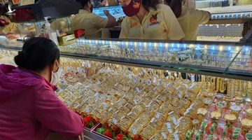Chán mua vàng, bà nội trợ rủ nhau chơi chứng khoán