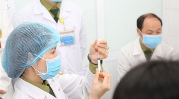 Hơn 900 nhân viên y tế Bệnh viện Bệnh nhiệt đới TP.HCM tiêm  vắc xin đợt đầu