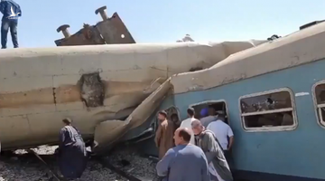 Xe lửa đang chạy bị kéo phanh, xe lửa sau đâm tới khiến cả trăm người thương vong