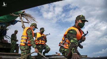 “Lá chắn sống” chống người nhập cảnh trái phép trên biển Hà Tiên