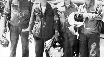 Ngày 17-4-1975, bộ Tổng tư lệnh chỉ thị đánh chiếm các sân bay