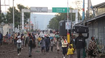 Thảm cảnh của 400.000 người Congo đi sơ tán vì núi lửa phun