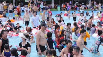 TP.HCM: Hàng nghìn người không khẩu trang, tắm cùng nhau tại Công viên nước Đầm Sen ngày 1/5