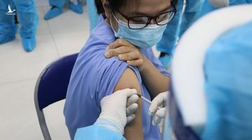 Cần biết ơn sự hy sinh của nữ nhân viên y tế An Giang đã tiêm vaccine Covid-19