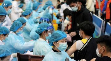 NYT: Người dân Trung Quốc từ tẩy chay sang ‘lùng sục’ tiêm vaccine Covid-19