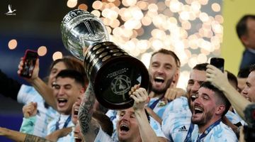 Messi nâng cao chiếc cúp cùng Argentina vô địch Copa America 2021