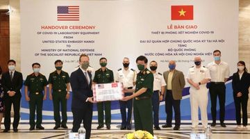 Mỹ hỗ trợ thiết bị xét nghiệm Covid-19 cho Việt Nam