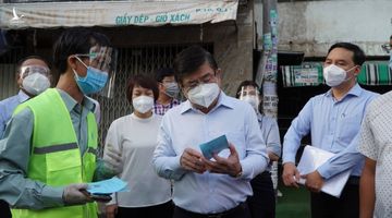 Chủ tịch TP.HCM thị sát chợ phát thẻ hàng ngày cho dân