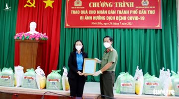 Công an An Giang tặng gần 1.000 suất quà cho bà con nghèo TP Cần Thơ