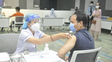 Người dân có thể ngồi nhà tự đăng ký tiêm vaccine Covid-19 từ 10-7