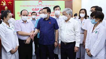 Gần 3.000 y, bác sĩ bệnh viện T.Ư lên đường chi viện miền nam chống dịch