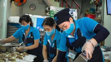 Cơm 0 đồng đến tay người nghèo trong tâm dịch