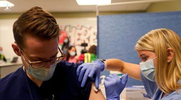 Covid-19 bùng phát trở lại, người từ chối tiêm vaccine tại Mỹ hứng chỉ trích nặng nề