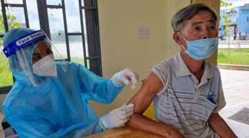 Đồng Nai: Hàng chục ngàn người dân tiêm vắc xin Sinopharm