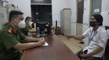 Công an triệt phá vụ làm giả giấy đi đường, giấy chứng nhận tiêm vắc xin quy mô lớn