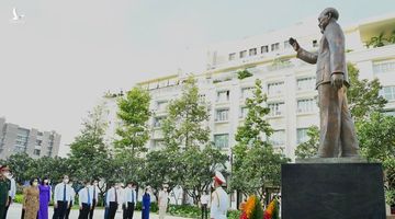 Lãnh đạo TPHCM dâng hương, dâng hoa Chủ tịch Hồ Chí Minh