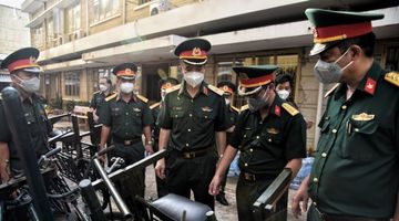 Bộ đội dùng xe đạp thồ đưa thực phẩm vào ngõ hẻm TP.HCM
