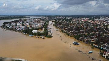 Cảnh tượng Hội An sau lũ lênh láng rác với bùn non