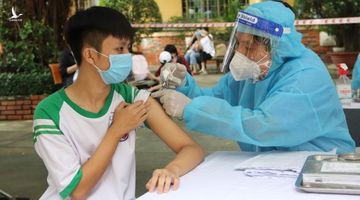 Lý do 4 học sinh phải hoãn tiêm vaccine COVID-19 trong ngày đầu triển khai