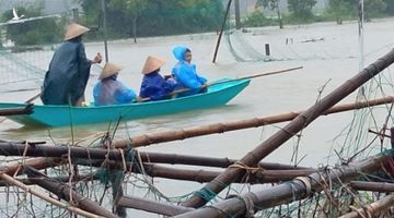 Lũ lụt miền Trung: 9 người chết và mất tích, nhiều nơi chìm trong biển nước