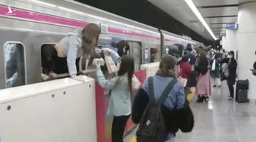 Nhật Bản: thanh niên hóa trang châm lửa và chém hành khách trên tàu