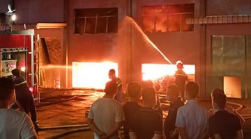 Cháy lớn trong đêm, công ty máy móc nông nghiệp chìm trong cột lửa cao hàng chục mét
