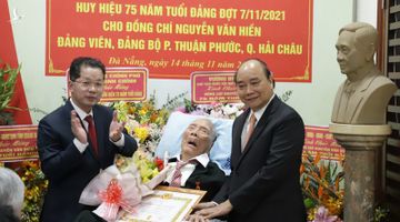 Chủ tịch nước trao huy hiệu 75 năm tuổi Đảng cho đồng chí Nguyễn Văn Hiền