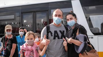 Những du khách Nga đầu tiên đến Nha Trang sau gần 2 năm đại dịch