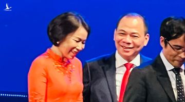 Hành động tinh tế tỷ phú Phạm Nhật Vượng làm cho vợ trong buổi tiệc của VinFuture