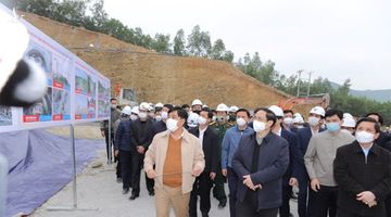 Thủ tướng kiểm tra việc xây dựng đường cao tốc qua tỉnh Thanh Hóa