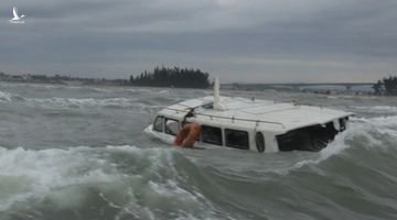 Khoảnh khắc cano chở 39 người bị lật ở biển Cửa Đại