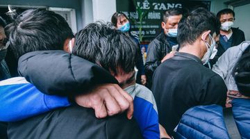 Vụ lật ca nô tại Cửa Đại: Bố mẹ khóc ngất khi tro cốt 2 con trai được đưa về nhà