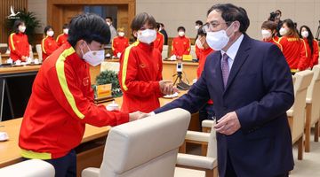 Thủ tướng gặp gỡ và khen thưởng Đội tuyển bóng đá nữ Việt Nam