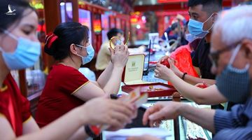 Vượt đỉnh, giá vàng SJC lên mức ‘khủng’ 71,1 triệu đồng/lượng